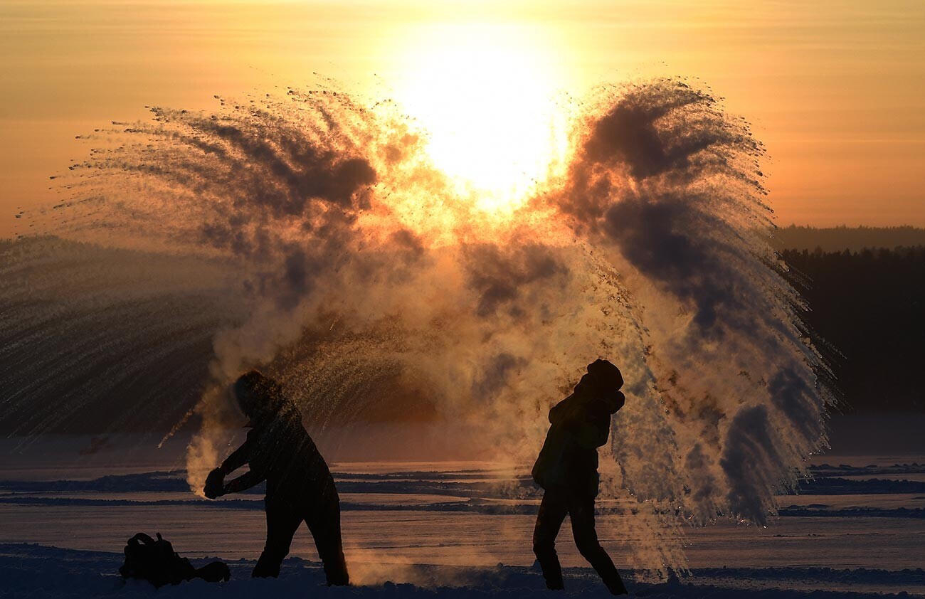 Мештани прават „леден огномет“ на мраз во Краснојарското акумулациско езеро. Министерството за вонредни состојби предупредува дека температурата на воздухот во централните подрачја на Краснојарскиот крај се спушта од -45 до -50 степени под нулата.
