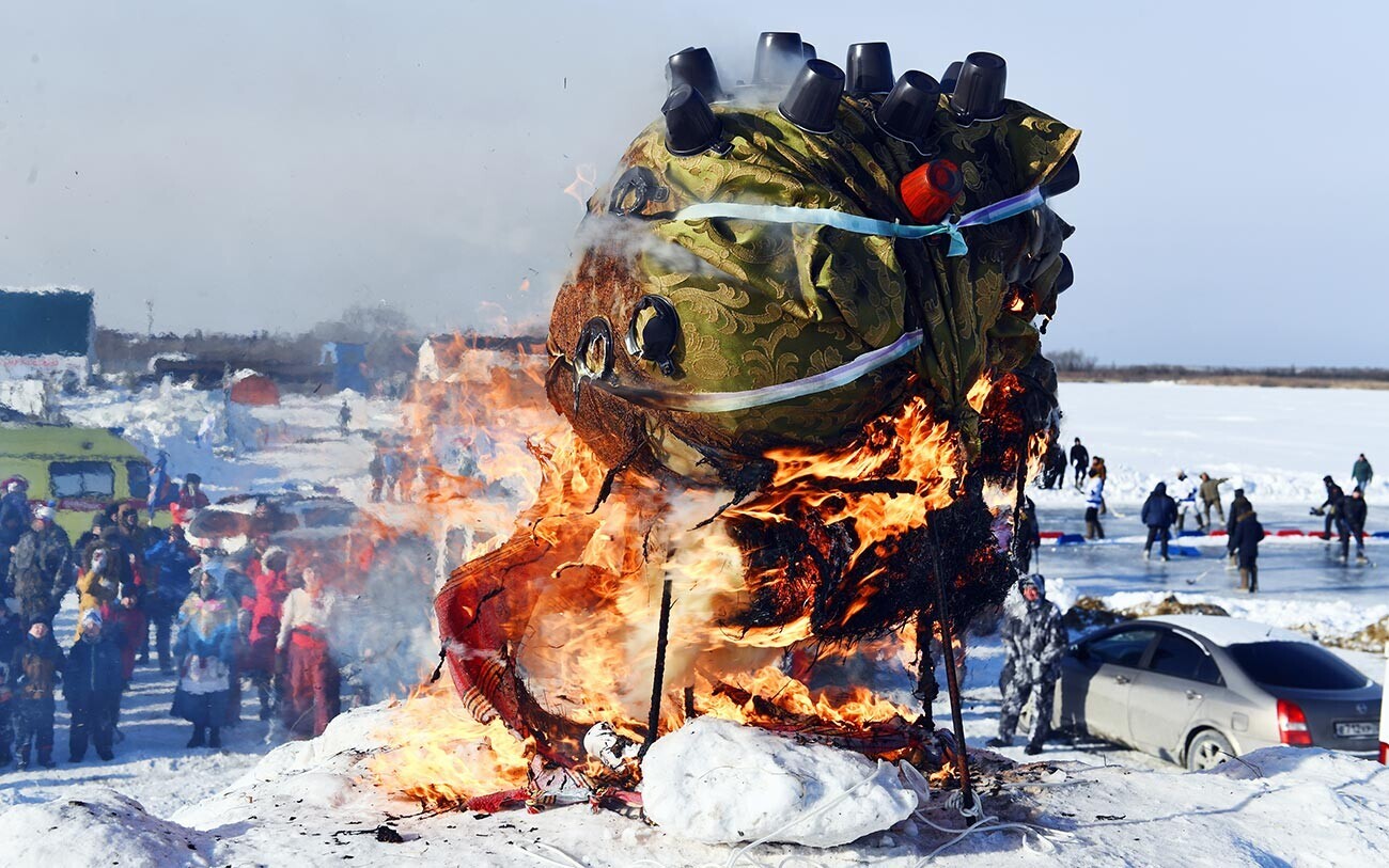 Палење на симболичното страшило КОВИД-19 на фестивалот на студенилото „Испраќање на руската зима“ во клубот на зимските пливачи „Езеро на шампиони“ на езерото Липовое во градот Тјумењ.
