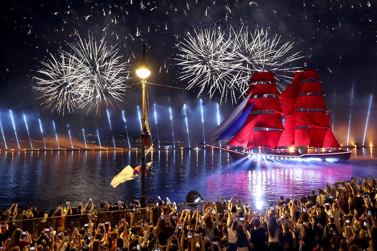 Русија. Санкт Петербург. Огномет над брикот „Русија“ за време на матурската прослава „Алые паруса“ („Алови едра“).
