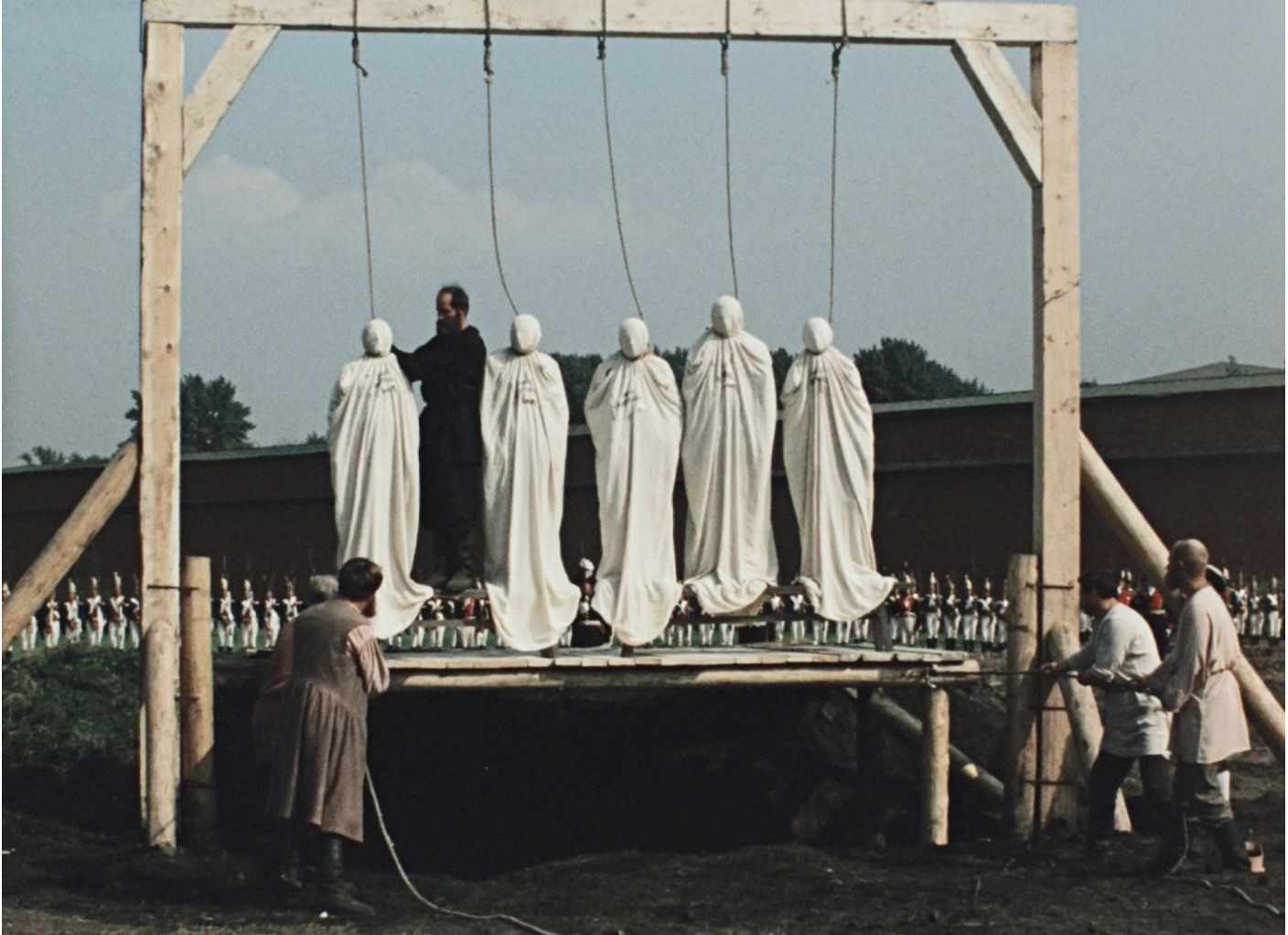 Die Erhängung der Dezemberisten. Ein Standbild aus dem Film „Der fesselnde Stern des Glücks“, 1975.