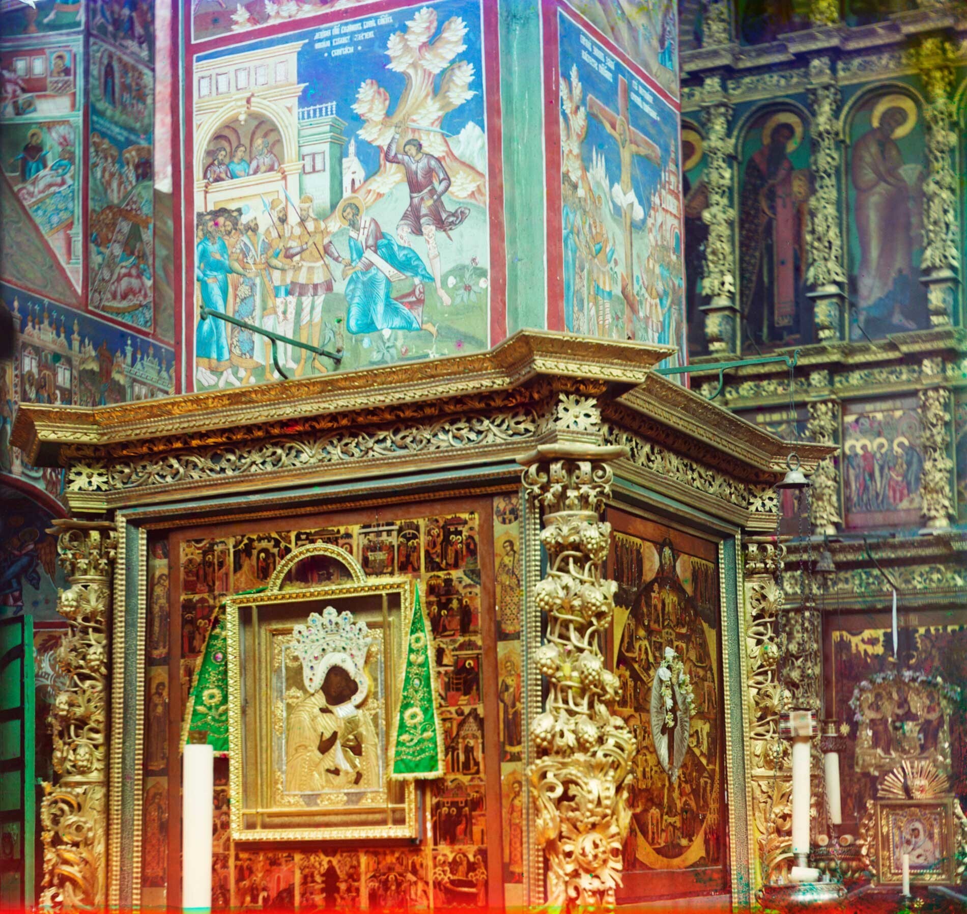 Église Saint-Jean Chrysostome de Korovniki. Pilier nord-ouest. À gauche : icône de la Vierge Tolg ; fresque : Décapitation de Denys l'Aréopagite. Fresque de droite : Crucifixion de l'apôtre Simon le Zélote. Été 1911.