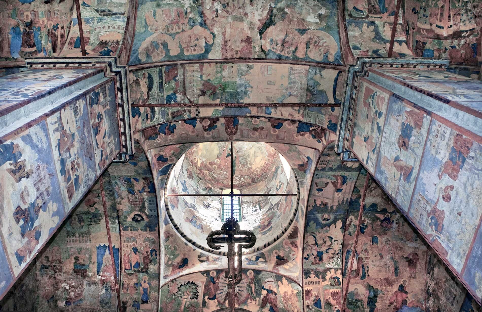 Iaroslavl. Église Saint-Jean Chrysostome de Korovniki. Intérieur. Piliers ouest et coupole centrale. 15 août 2017.