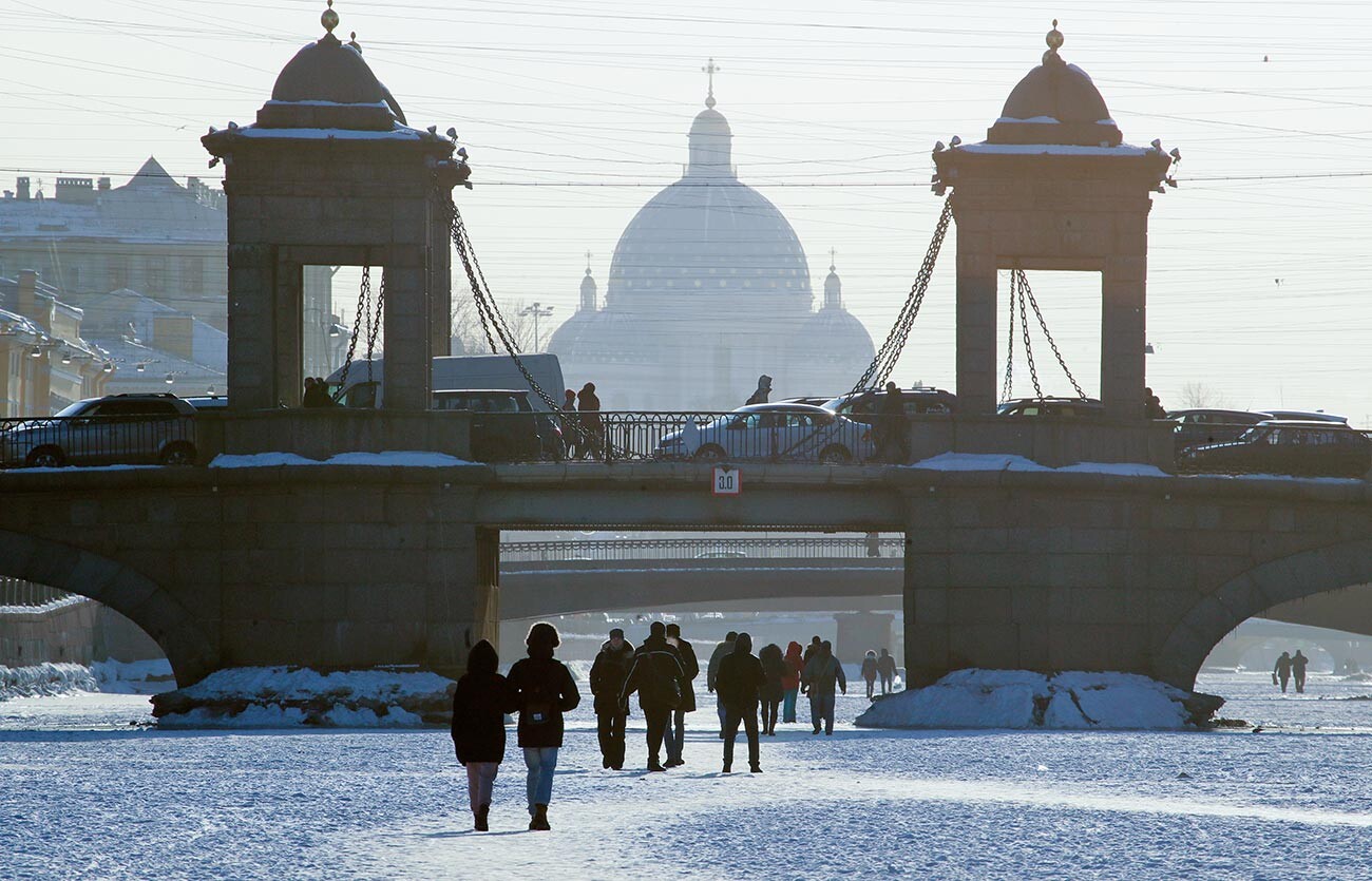 Caminhada sobre o rio Fontanka congelado em São Petersburgo.