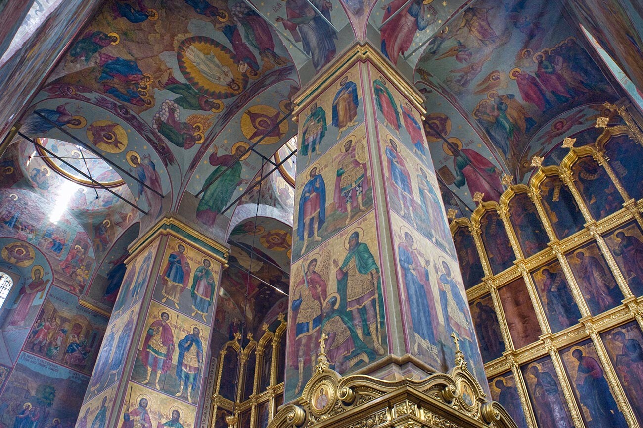Monastère Novospasski, cathédrale de la Transfiguration. Vue avec piliers ouest et iconostase. 18 août 2013