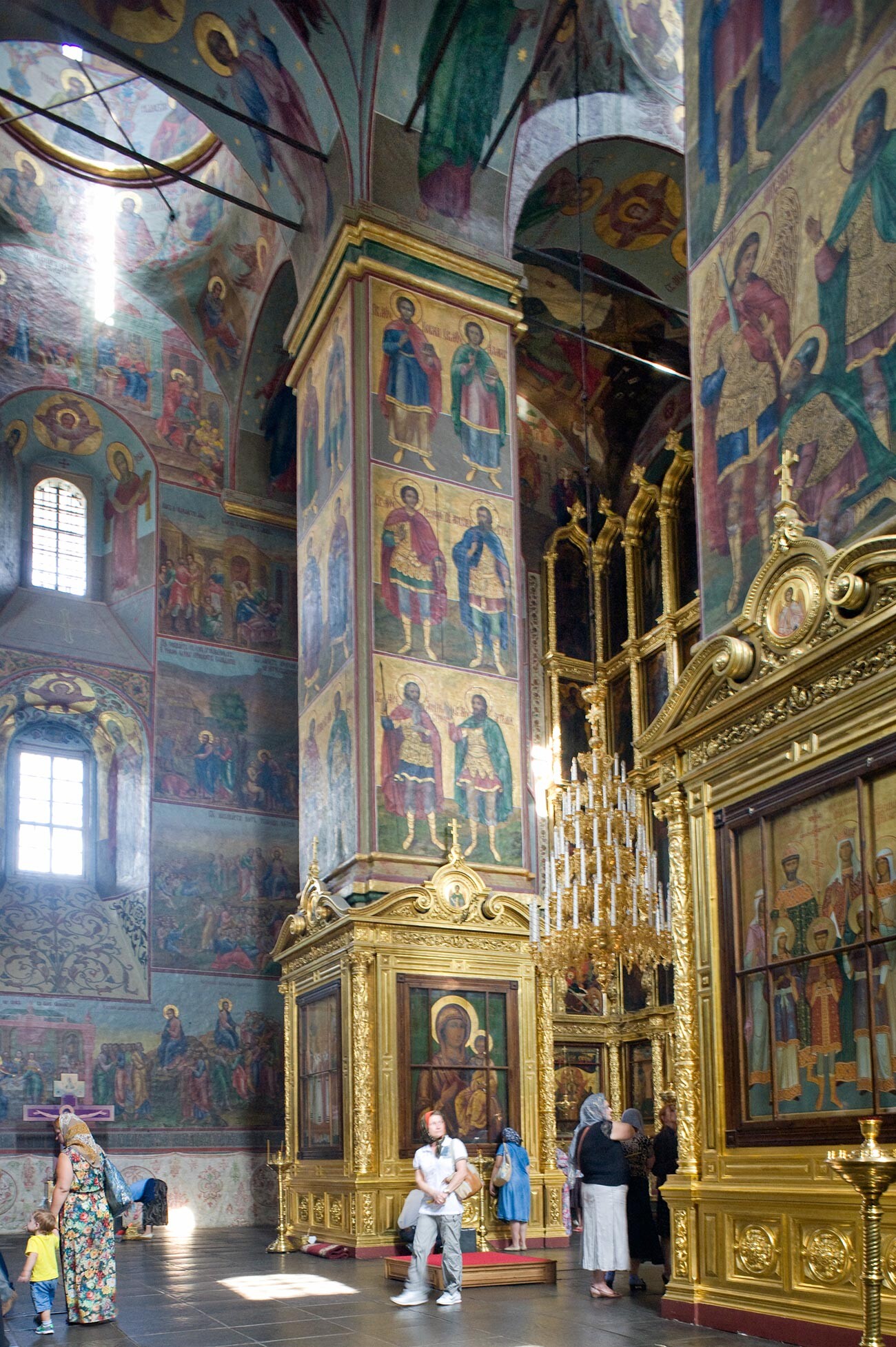 Monastère Novospasski, cathédrale de la Transfiguration. Vue avec piliers ouest. 18 août 2013