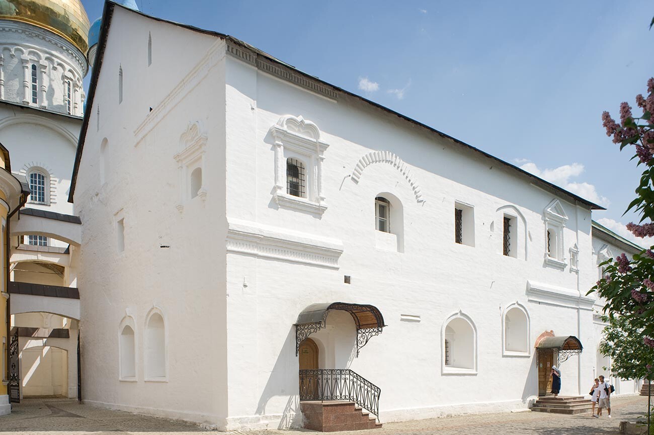 Monastère Novospasski. Arrière-cuisine (attachée à l'église de l'Intercession tout à droite). 25 mai 2014