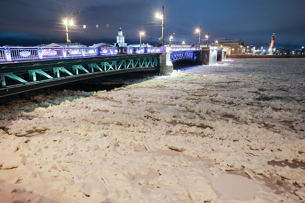 De nombreux ponts du centre-ville sont décorés de guirlandes lumineuses.