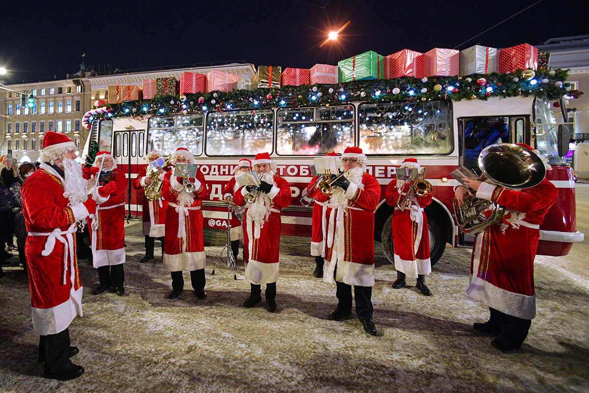 Un bus avec un orchestre du Père Gel (Ded Moroz, le Père Noël russe) traverse la ville. Bonne chance pour ne pas vous amuser dans cette ambiance !