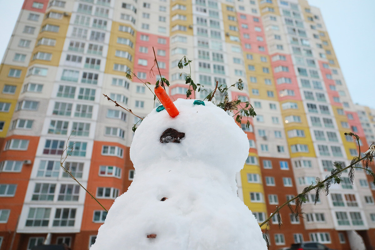 最近のロシア人ももちろん雪だるまを作るのが大好き。そして、プラスチックの蓋を目にするなど、新たなテクノロジーを使う。