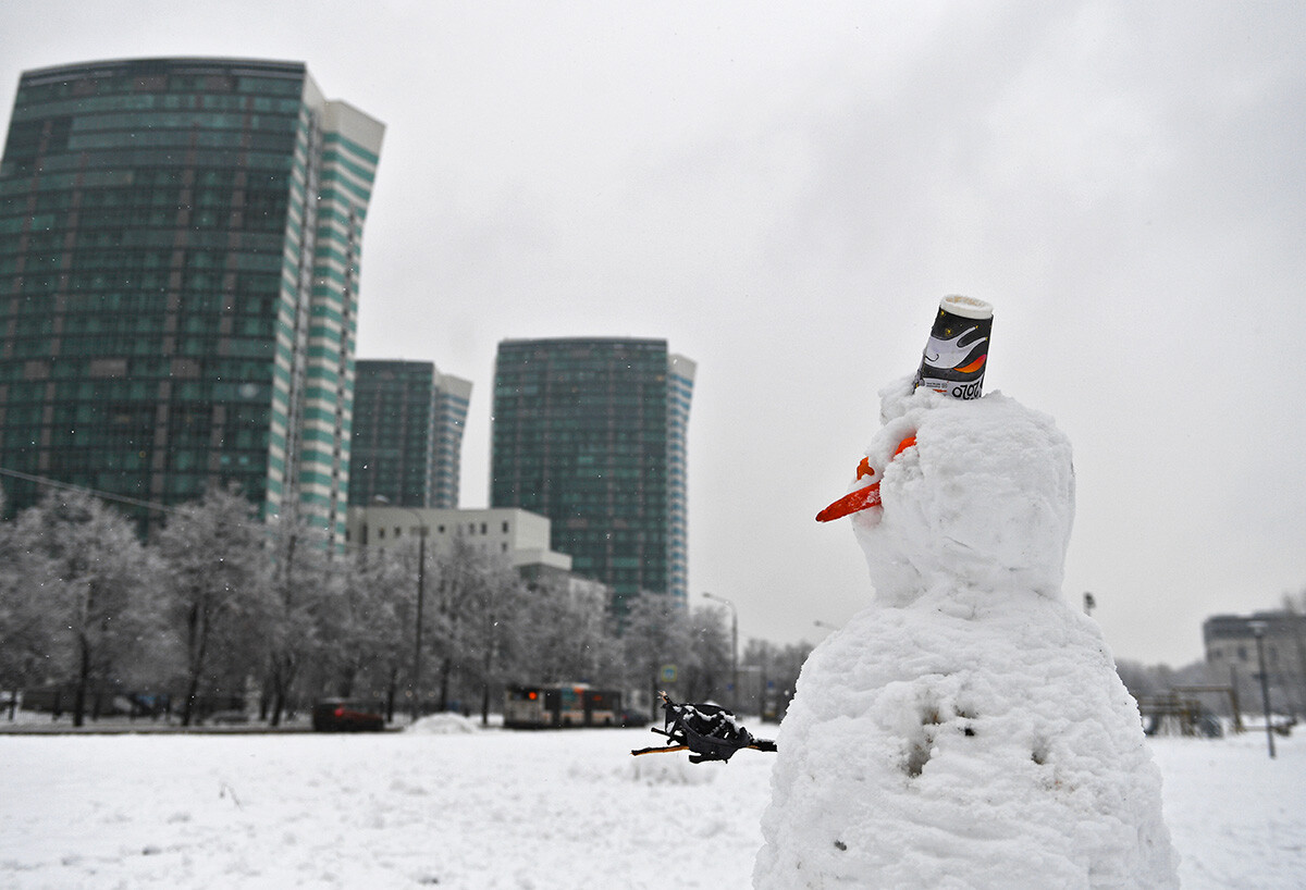 ファッショナブルなモスクワの雪だるまは、鼻にはニンジンがぴったりであることを証明している。
