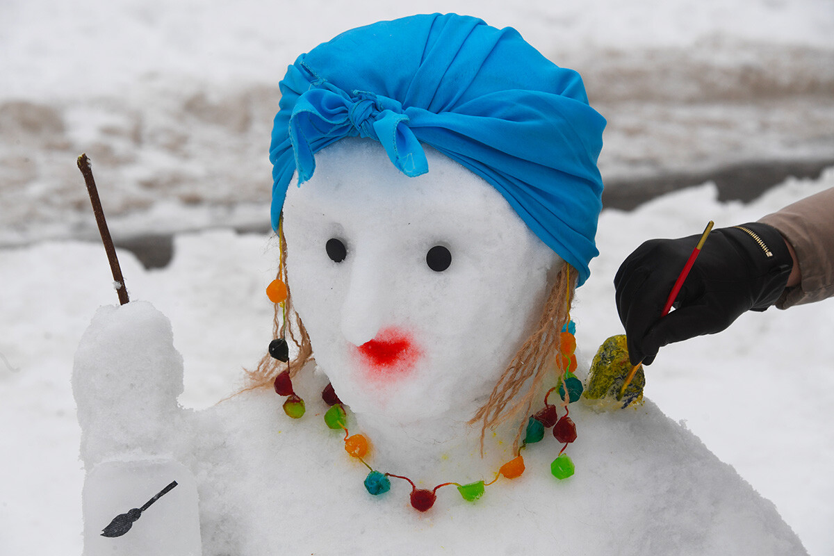 ビーズで飾られたオシャレな女性の雪だるまなんていかが？