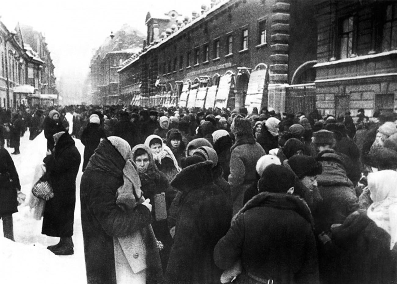 Folla al mercato Kuznechnij nella Leningrado assediata. Inverno 1941-1942