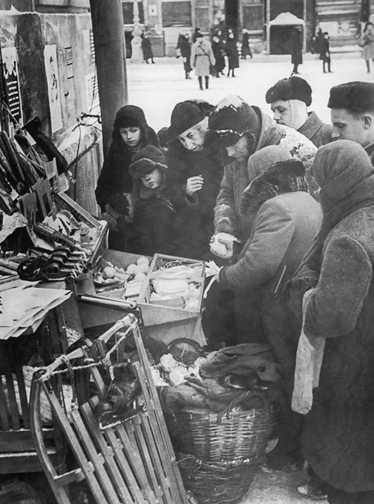 Alcuni abitanti di Leningrado davanti a un mercatino durante l'assedio