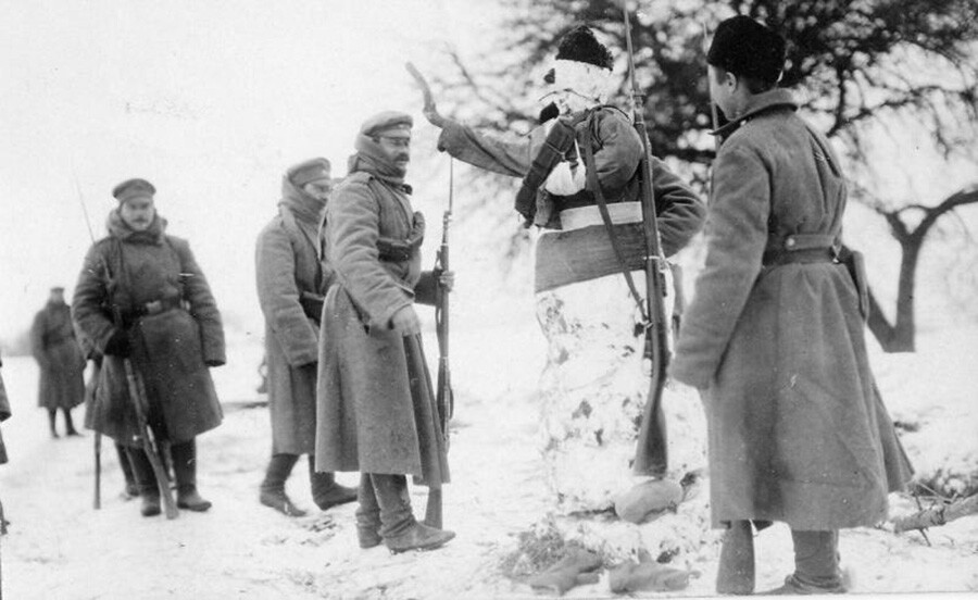 Des soldats russes sur le front de la Première Guerre mondiale s'amusent à habiller un bonhomme de neige...