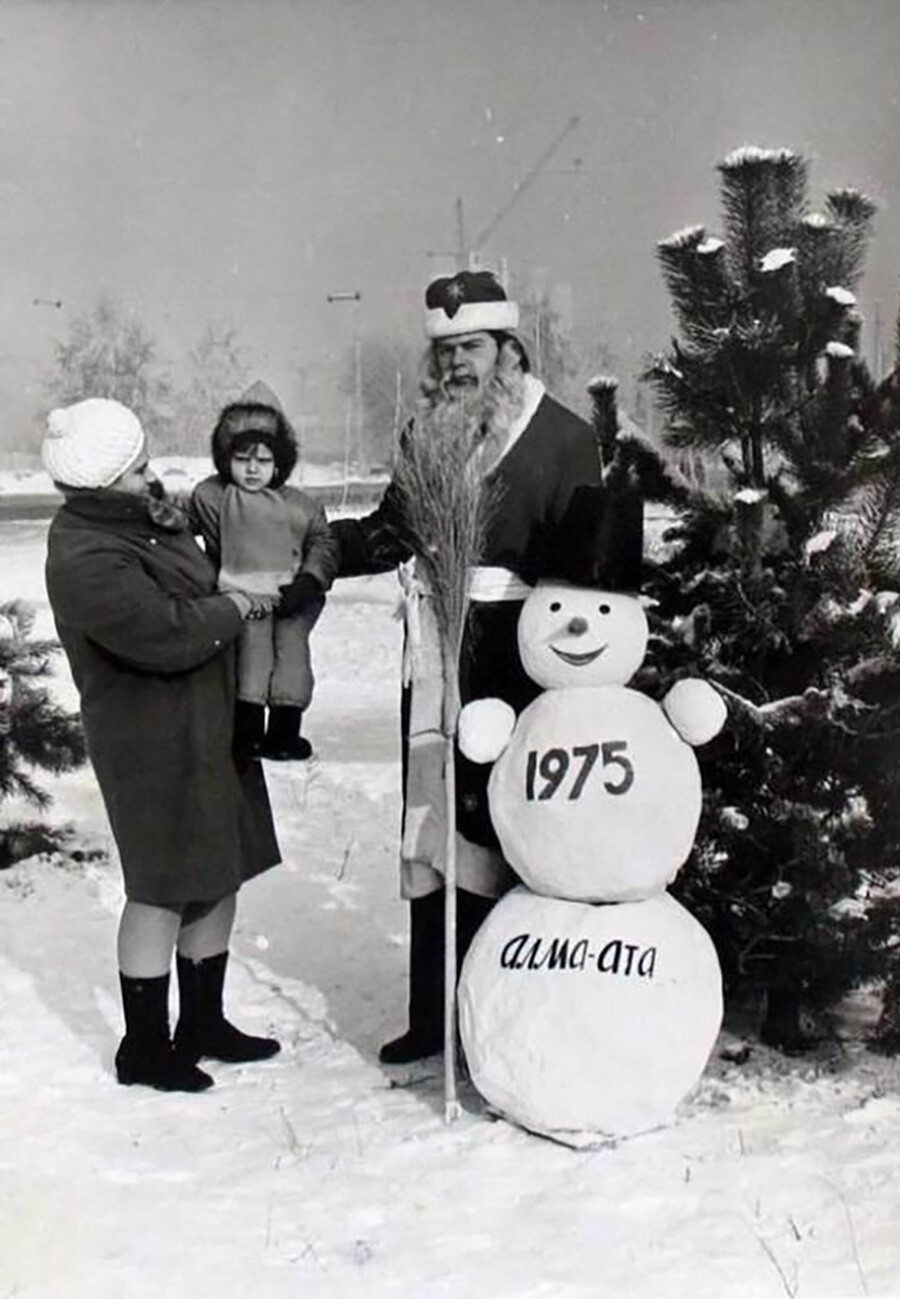 Ded Moroz (Père Gel, le Père Noël russe) et un bonhomme de neige parfaitement rond dans le Kazakhstan soviétique, en 1975.
