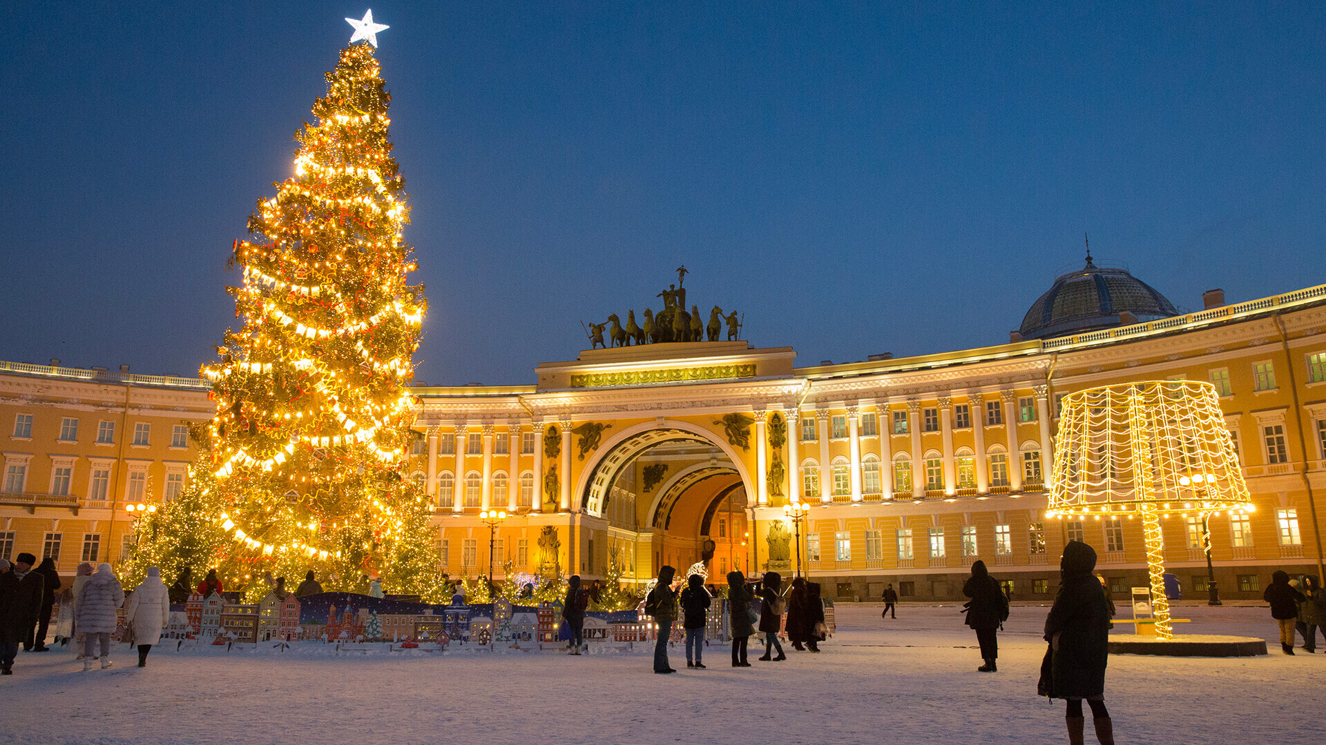 Dekorasi lampu di Palace Square di Sankt Peterburg, 20 Desember 2021.