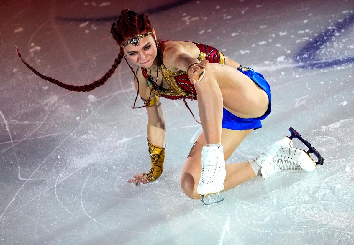 Alexandra Trusova selama pertunjukan demonstrasi di Kejuaraan Seluncur Indah Rusia di Sankt Peterburg.
