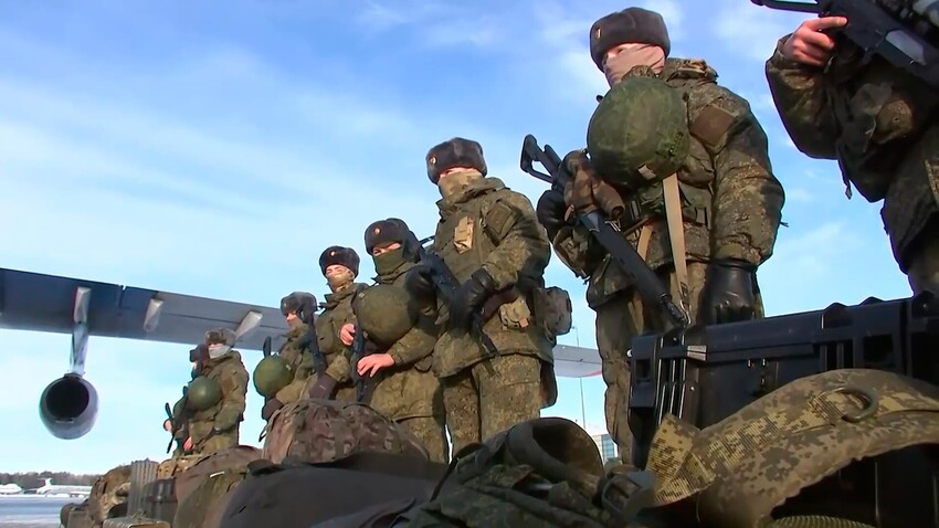 Военнослужещи от миротворческите сили на ОДКС (Организация на Договора за колективна сигурност), преди да се качат на самолет на летището Чкаловски в Московска област
