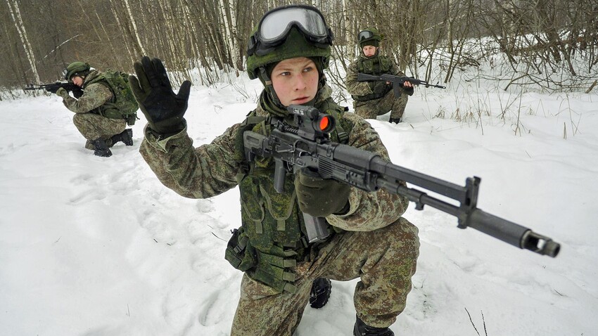 Vojnici s automatima "Kalašnjikov" AK-74M tijekom demonstracije borbene opreme "Ratnik" na poligonu "Alabino" u Klimovsku.