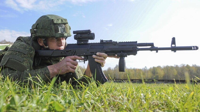 Ein Soldat mit einem AK-12 Kalaschnikow-Sturmgewehr.