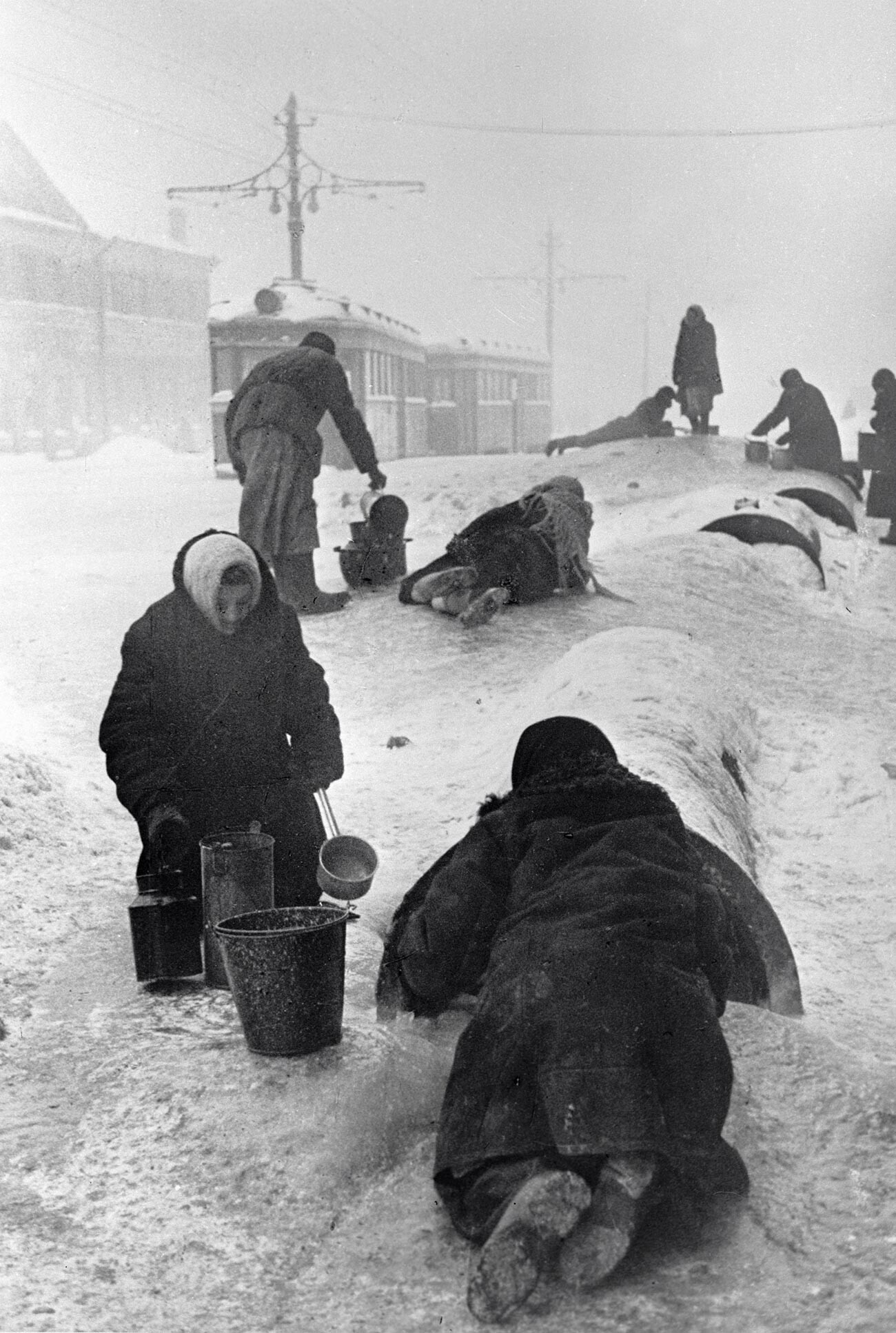 Residents of besieged Leningrad filling their buckets with water from a pump on Nevsky Avenue.