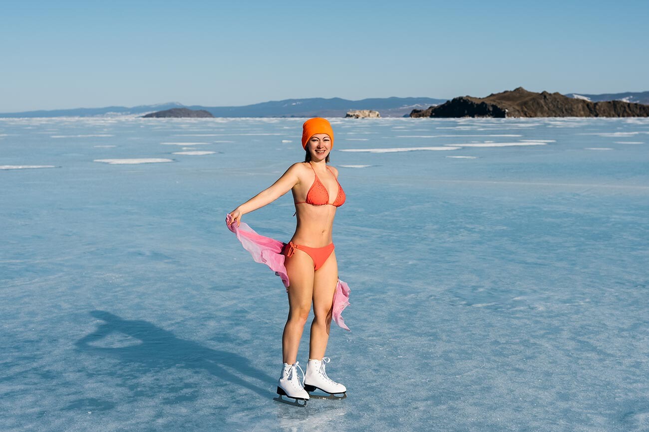 Seorang gadis dengan pakaian renang dan sepatu seluncur es.