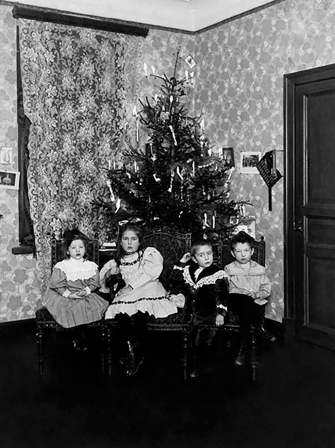 Деца со елка, 1910 година.
