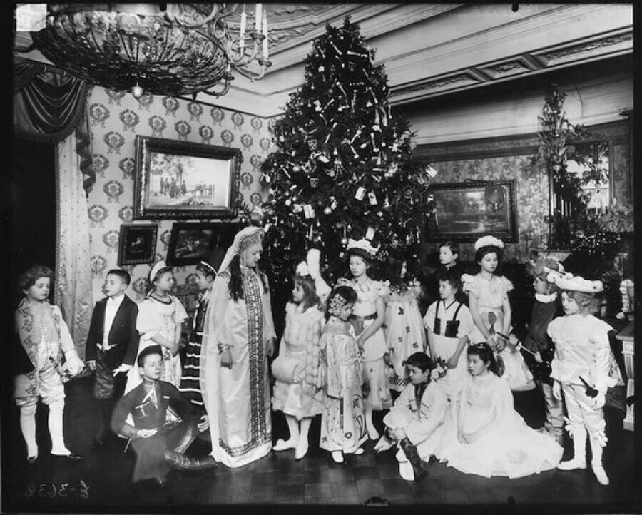 Божиќна елка 1912-1913 година.
