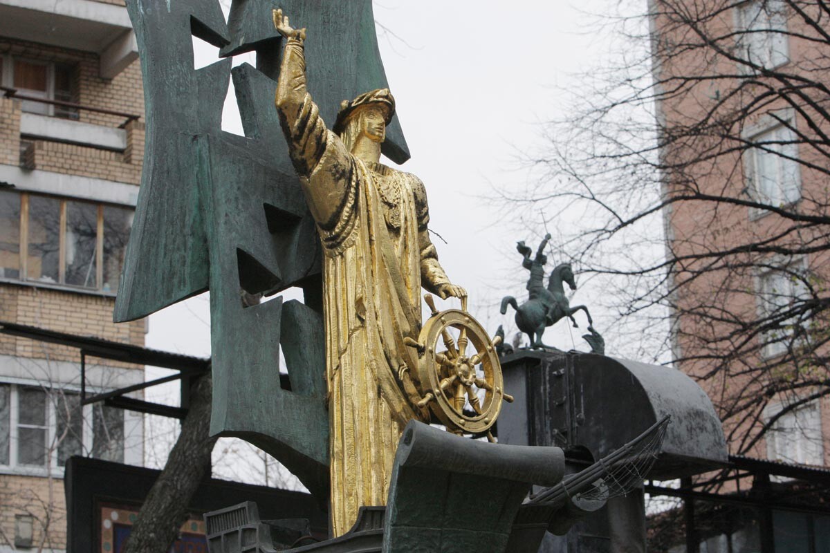 Скульптура Христофора Колумба на территории 