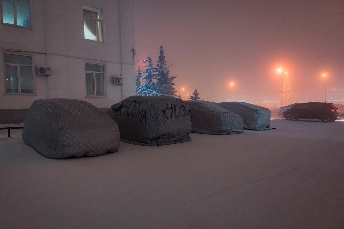 Parkirani automobili pokriveni ceradama u Jakutsku. Temperatura u Jakutiji spustila se na 50 stupnjeva ispod nule. 