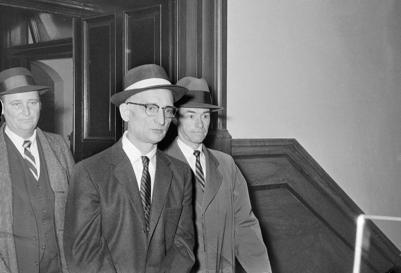 Der sowjetische Spion Rudolf Abel verlässt den US-Bundesgerichtshof, nachdem er zu 30 Jahren Haft und einer Geldstrafe von 3.000 Dollar  verurteilt wurde.