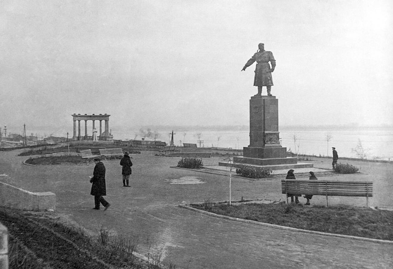 Monumen Pahlawan Uni Soviet Viktor Kholzunov