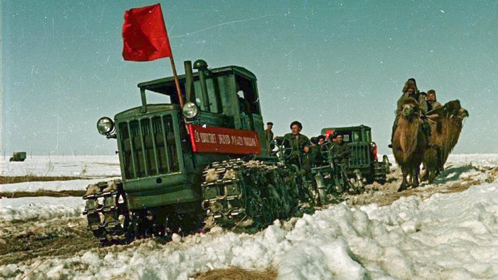 カザフスタンの処女地を開拓するトラクター