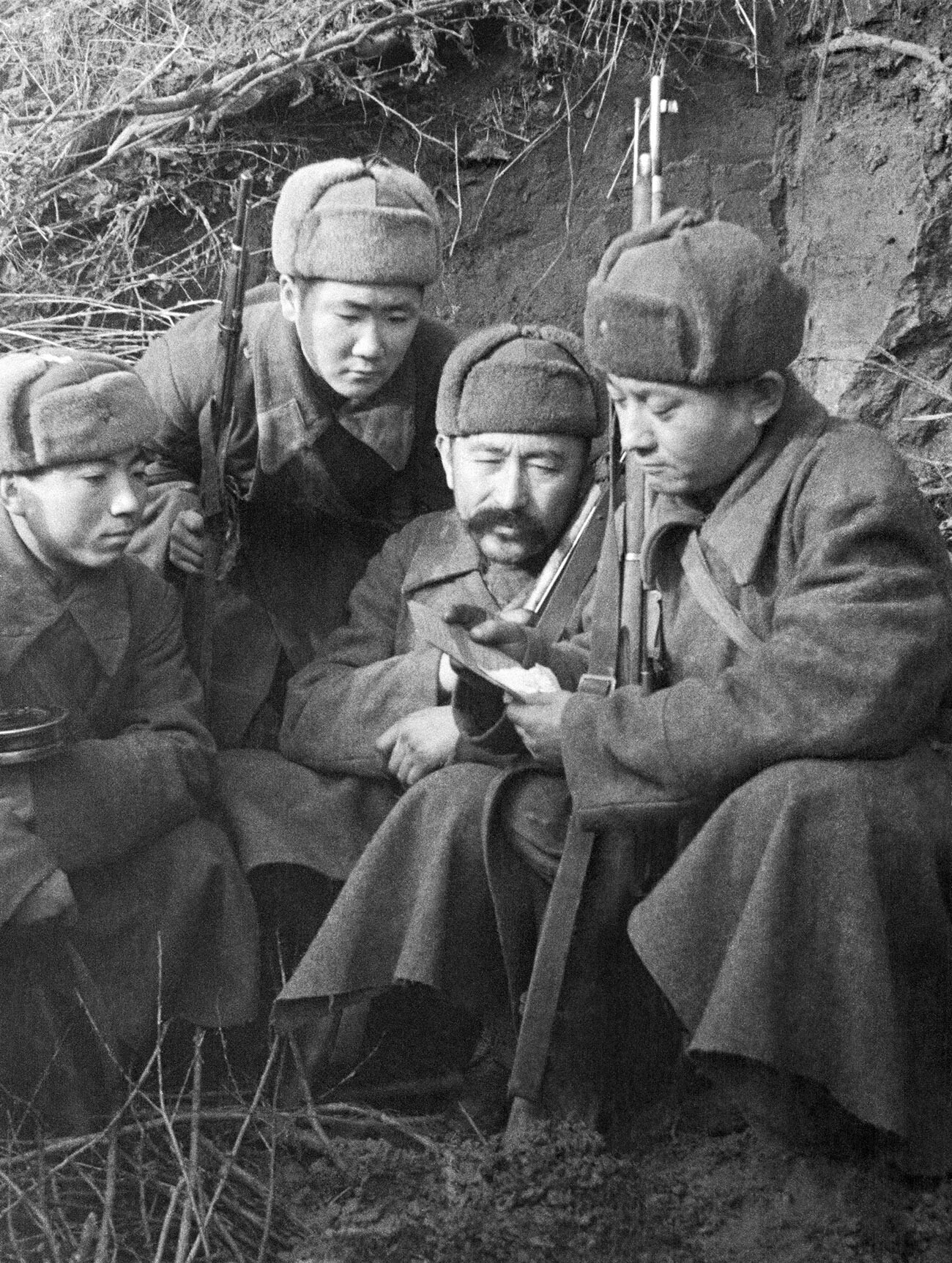 Sowjetische kasachische Soldaten während des zweiten Weltkriegs.