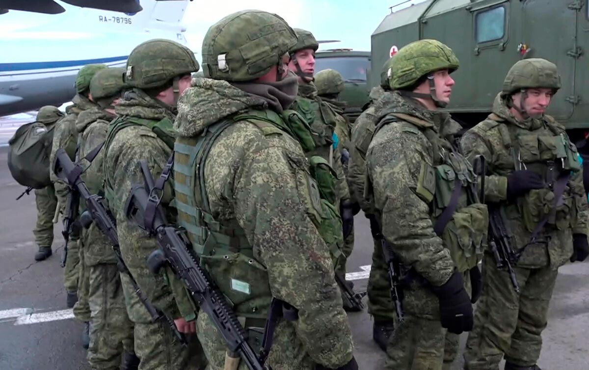 Личен състав от руския контингент на миротворческите сили на ОДКС
