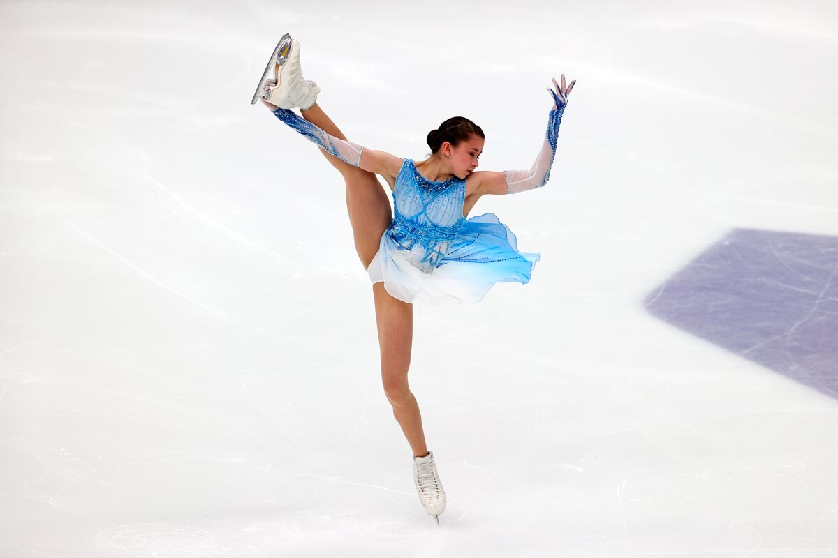 Kamila Valieva realiza un programa corto en patinaje individual femenino en la final de la Copa Rusa de Patinaje Artístico en Moscú