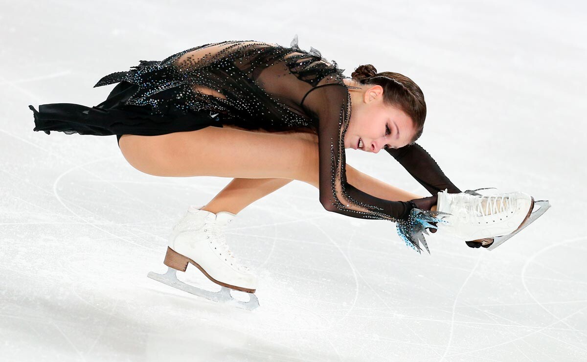Anna Shcherbakova (Rusia) compite en el programa corto de patinaje individual femenino en la V etapa de la Copa del Mundo de Patinaje Artístico en Grenoble
