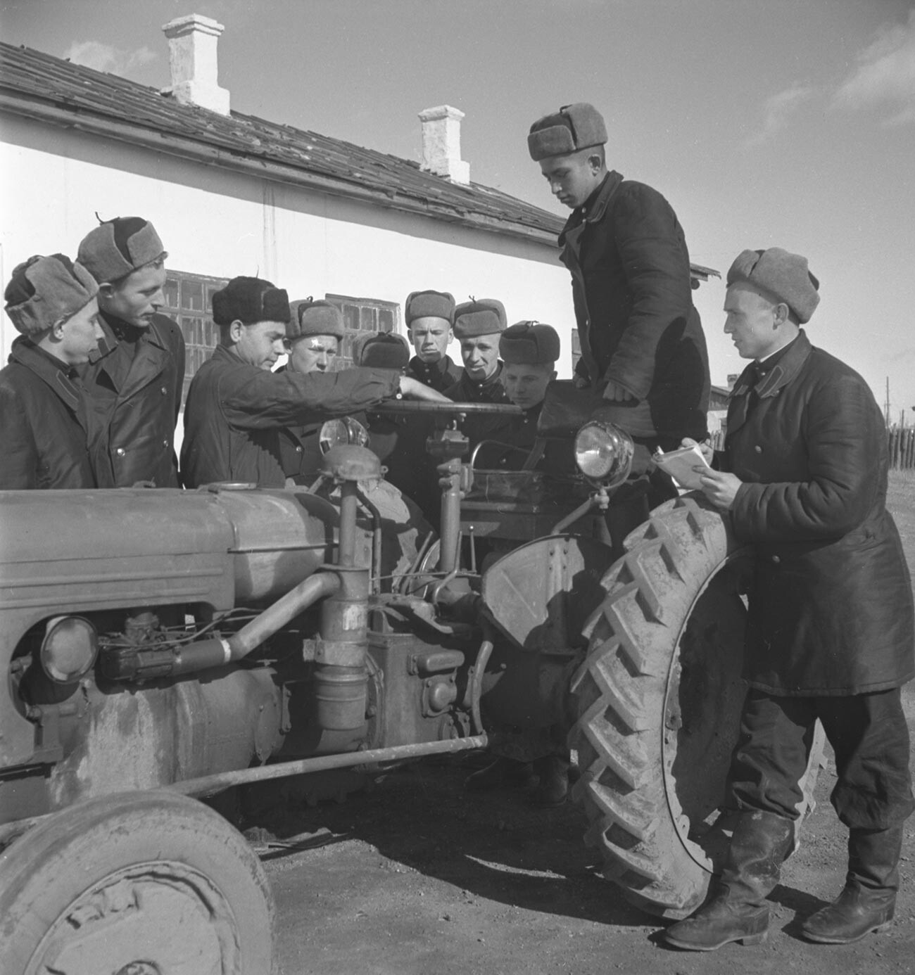 Gli studenti dell'istituto di meccanizzazione agricola di Karaganda studiano la configurazione del trattore
