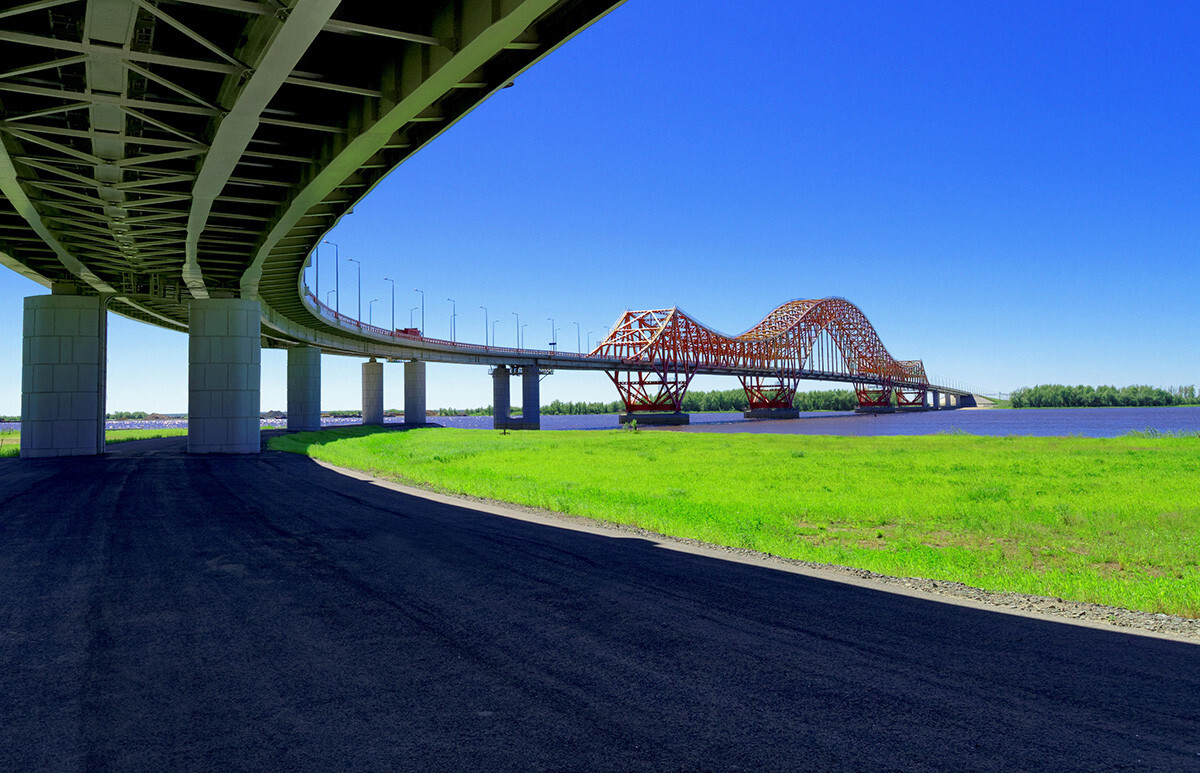 Jembatan 'Naga Merah' di atas Sungai Irtysh.