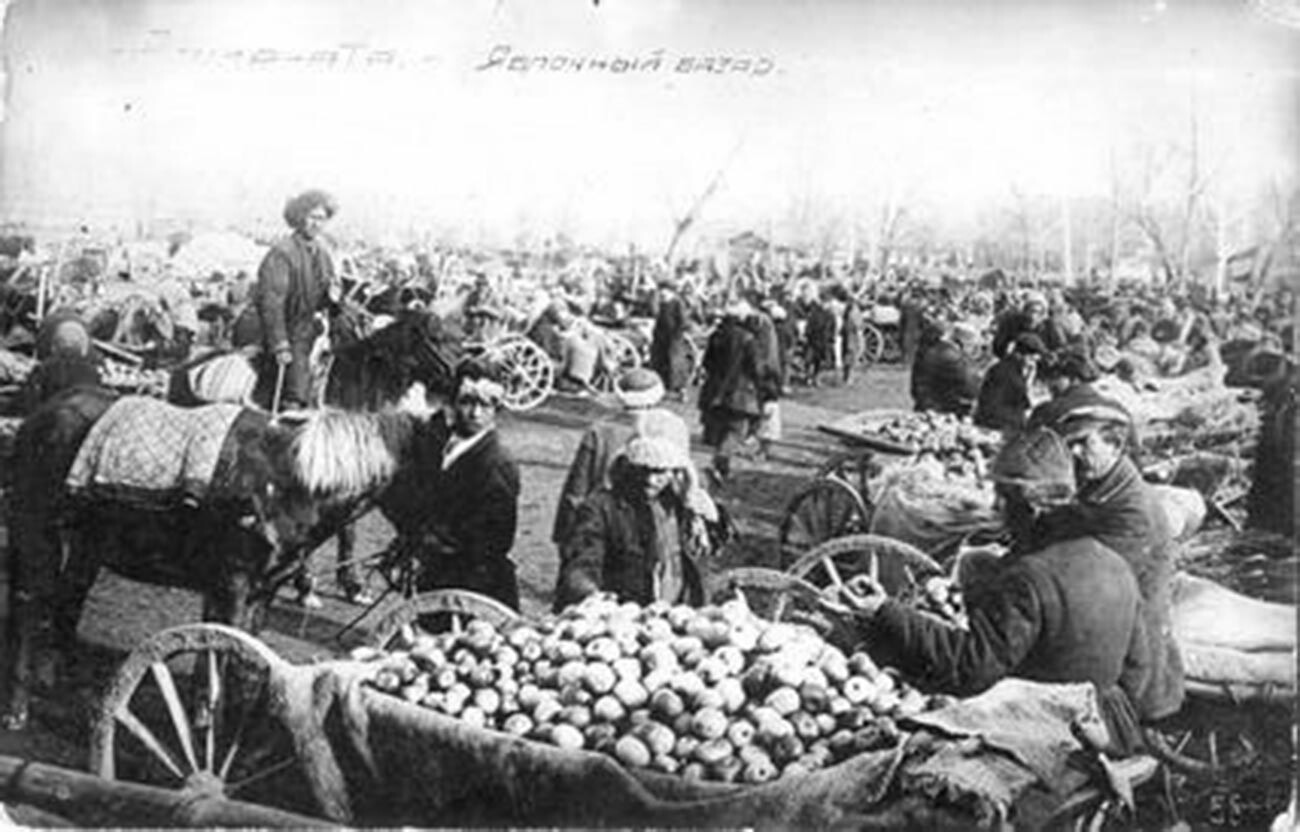 Mercado de manzanas en la década de 1920.
