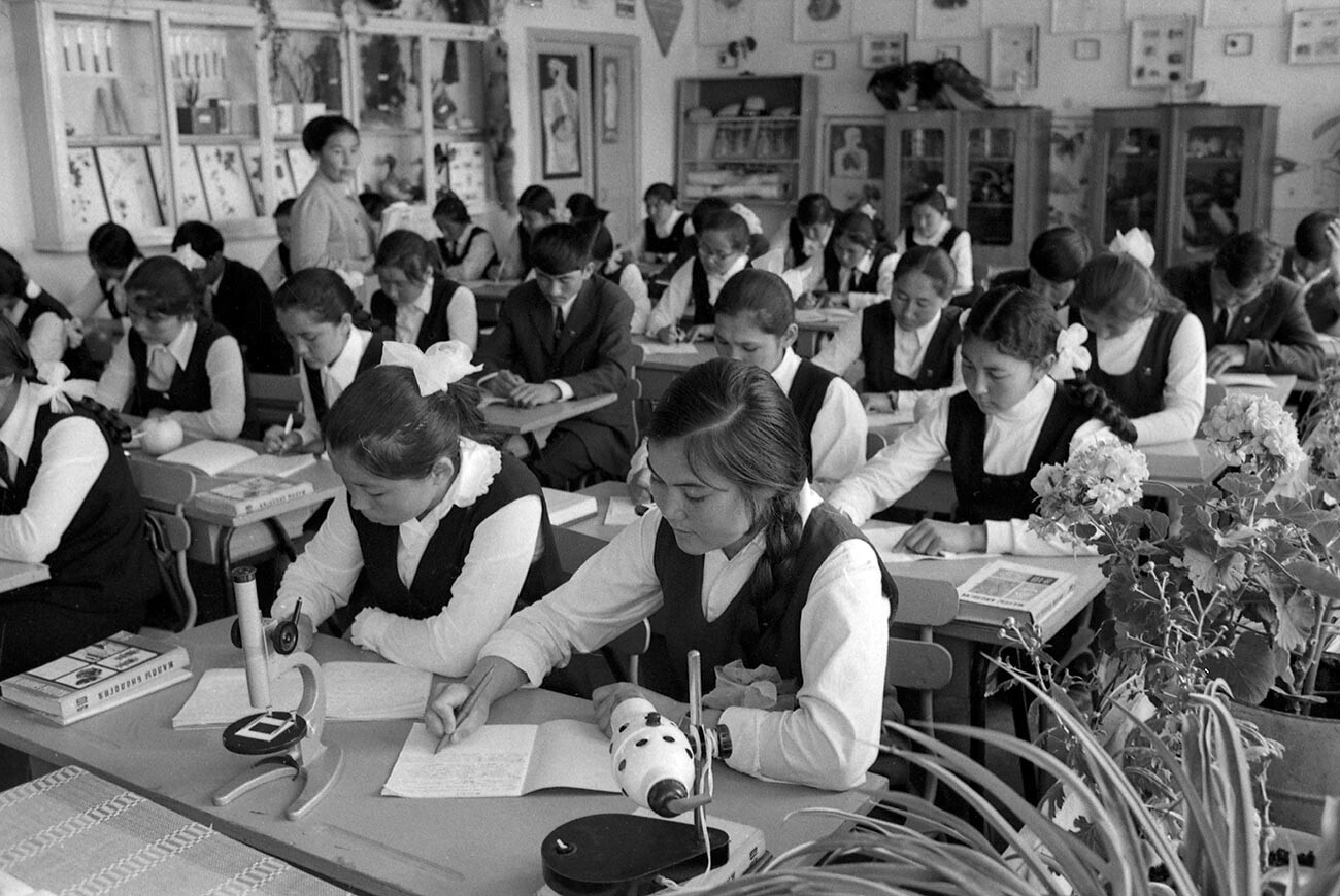 Sebuah sekolah di Provinsi Jambyl, Republik Sosialis Soviet Kazakh.