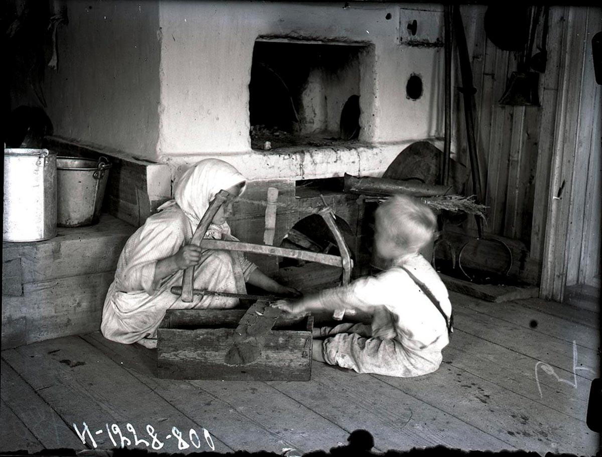Des enfants aidant leurs parents dans les tâches ménagères, 1927