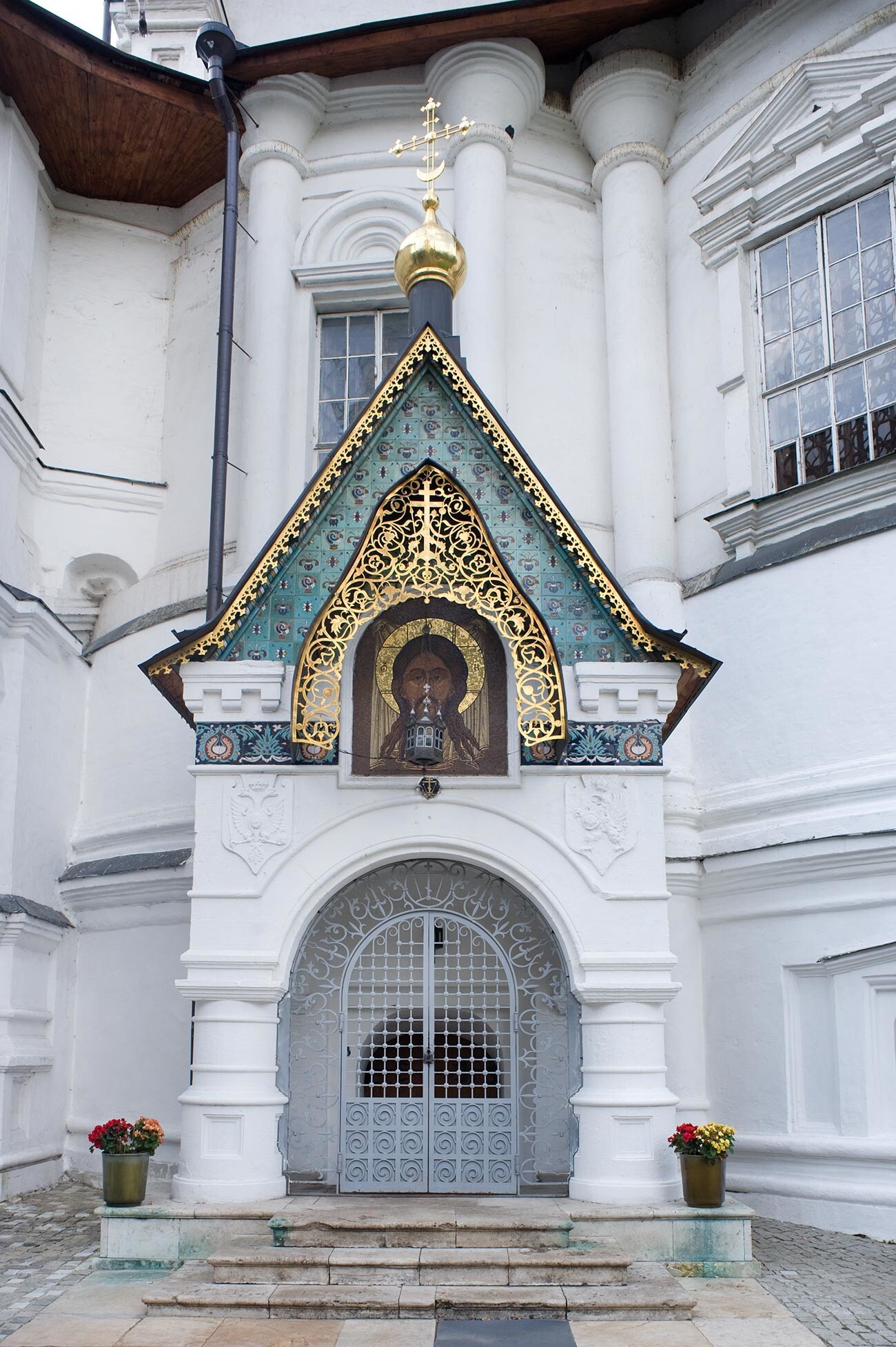Biara Novospassky, Katedral Transfigurasi. Fasad timur dengan pintu masuk asli ke ruang bawah tanah pemakaman Romanov. 18 Agustus 2013.