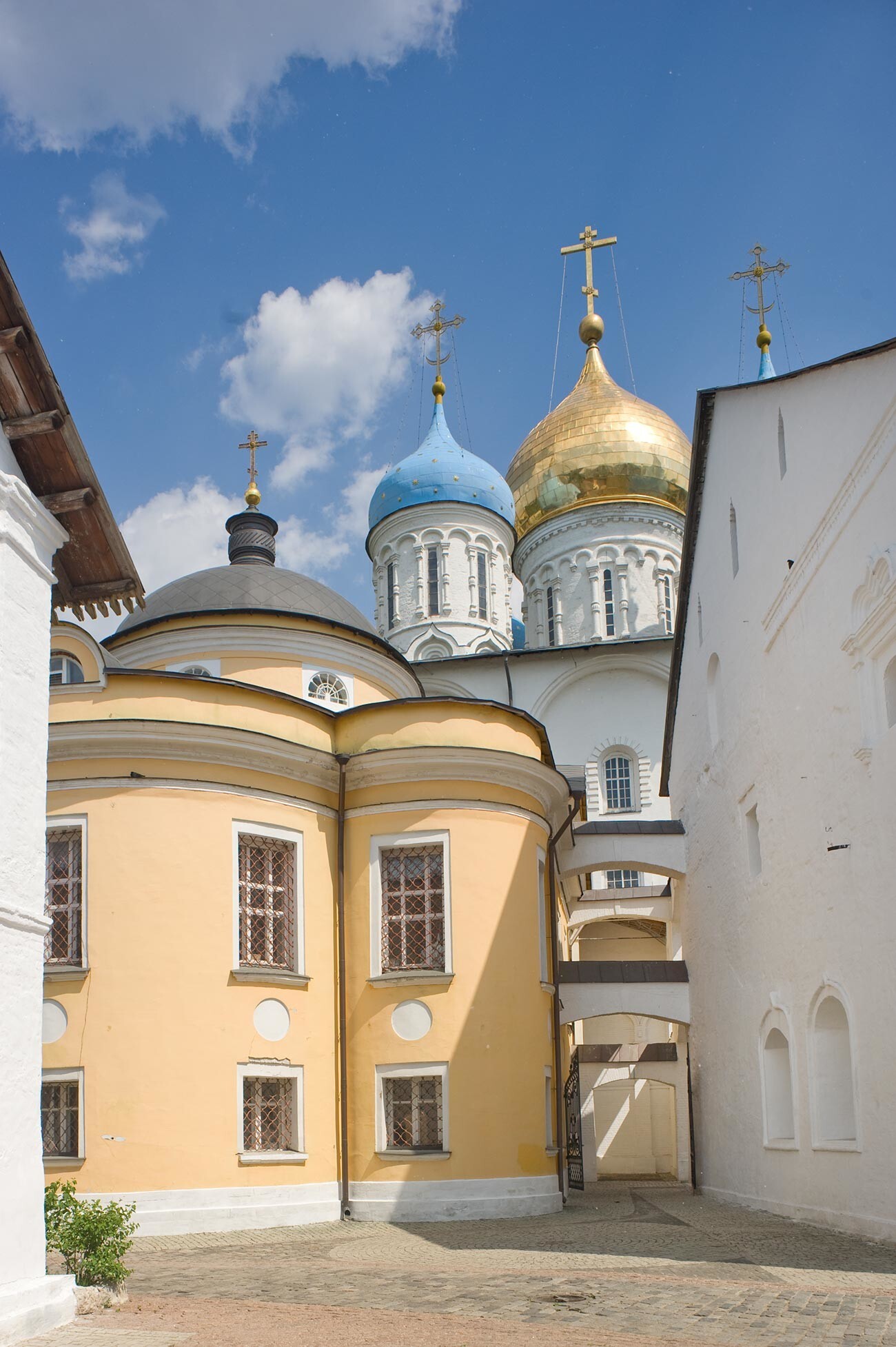 Biara Novopassky. Gereja Znamenye, pemandangan bagian timur. Latar Belakang: Katedral Transfigurasi. 25 Mei 2014.