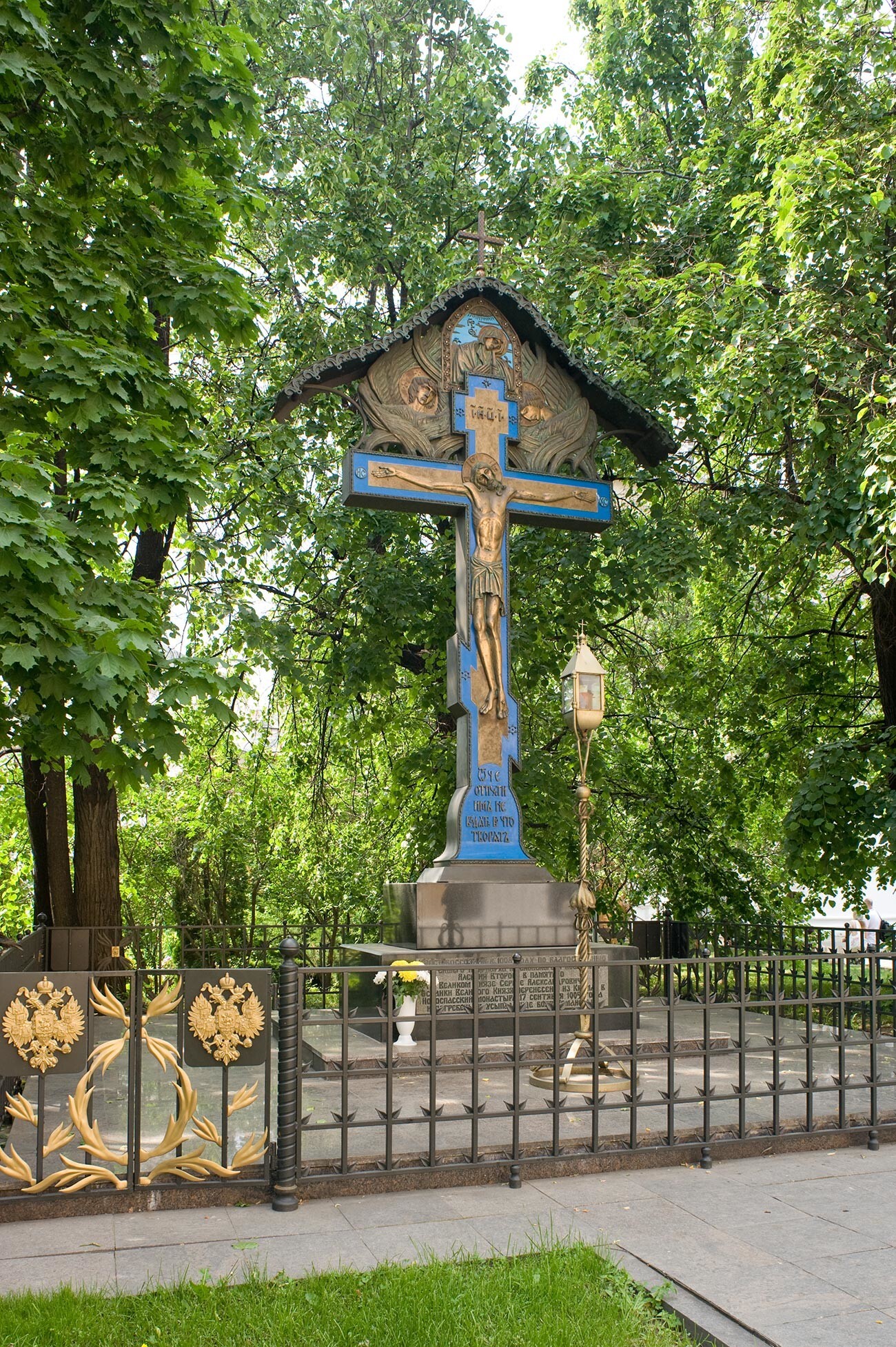 Biara Novopassky. Salib peringatan Pangeran Sergey Aleksandrovich Romanov (versi buatan ulang 1998 dari 1908 yang dihancurkan asli oleh Viktor Vasnetsov). 25 Mei 2014.