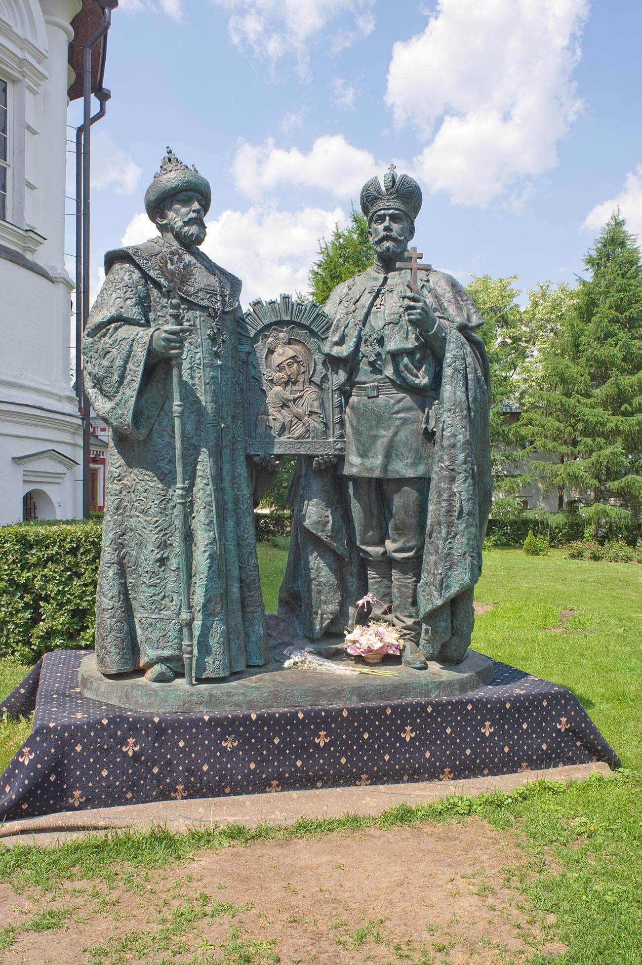 Biara Novopassky. Monumen Tsar Mikhail & Nikolay II dengan Katedral Ikon Bunda Suci Feodorovskaya (pemahat: Denis Stretovich & Andrey Golubev). 25 Mei 2014.