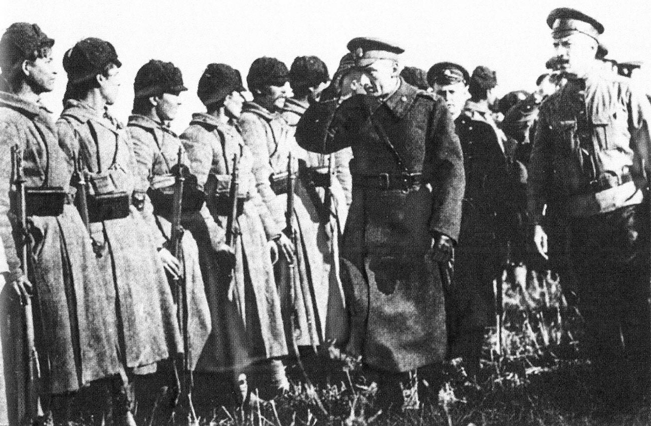 シベリアのオムスクで白軍を視察するアレクサンドル・コルチャーク中将、1919年