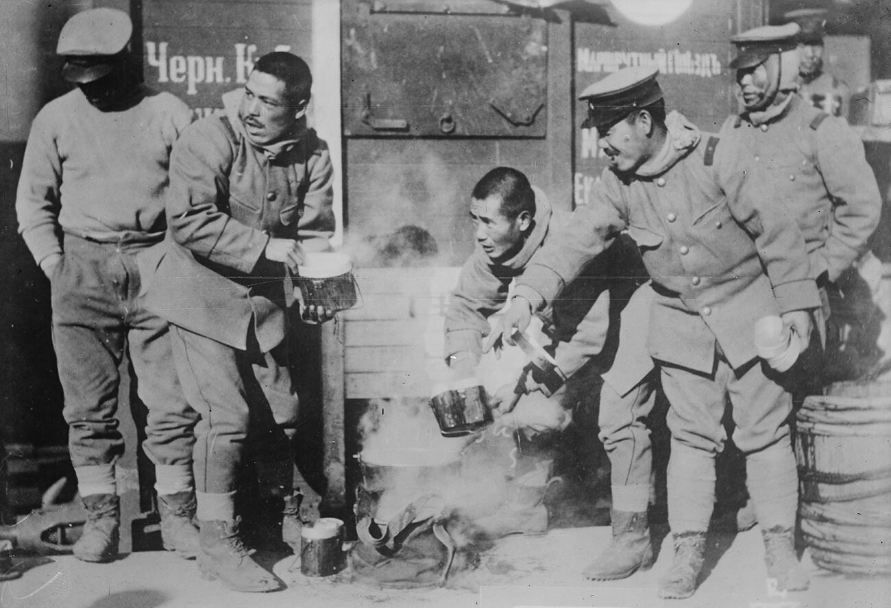 隊員食堂にて日本兵、シベリア