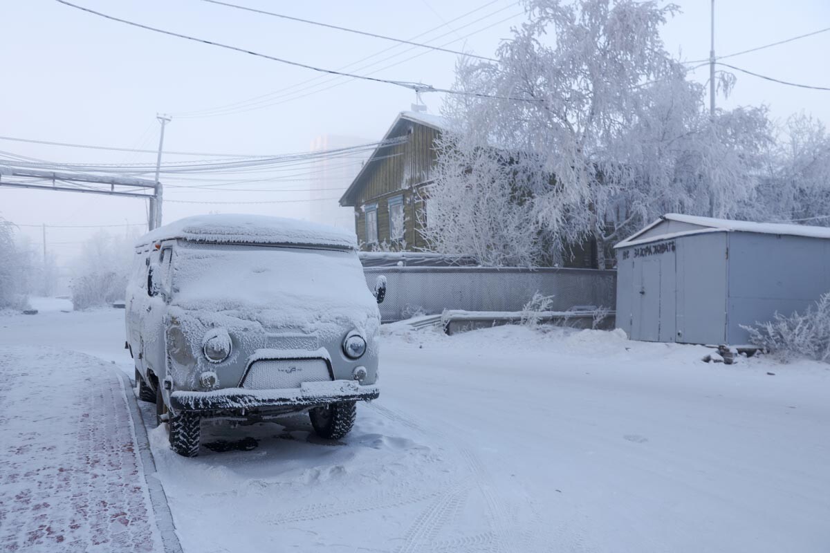 Jakutsk. Bus UAZ auf einer der Straßen der Stadt. Am 22. Dezember sank die Temperatur in 16 Siedlungen der Republik unter -50 Grad, am Morgen in der Hauptstadt betrug die Temperatur -48 Grad.