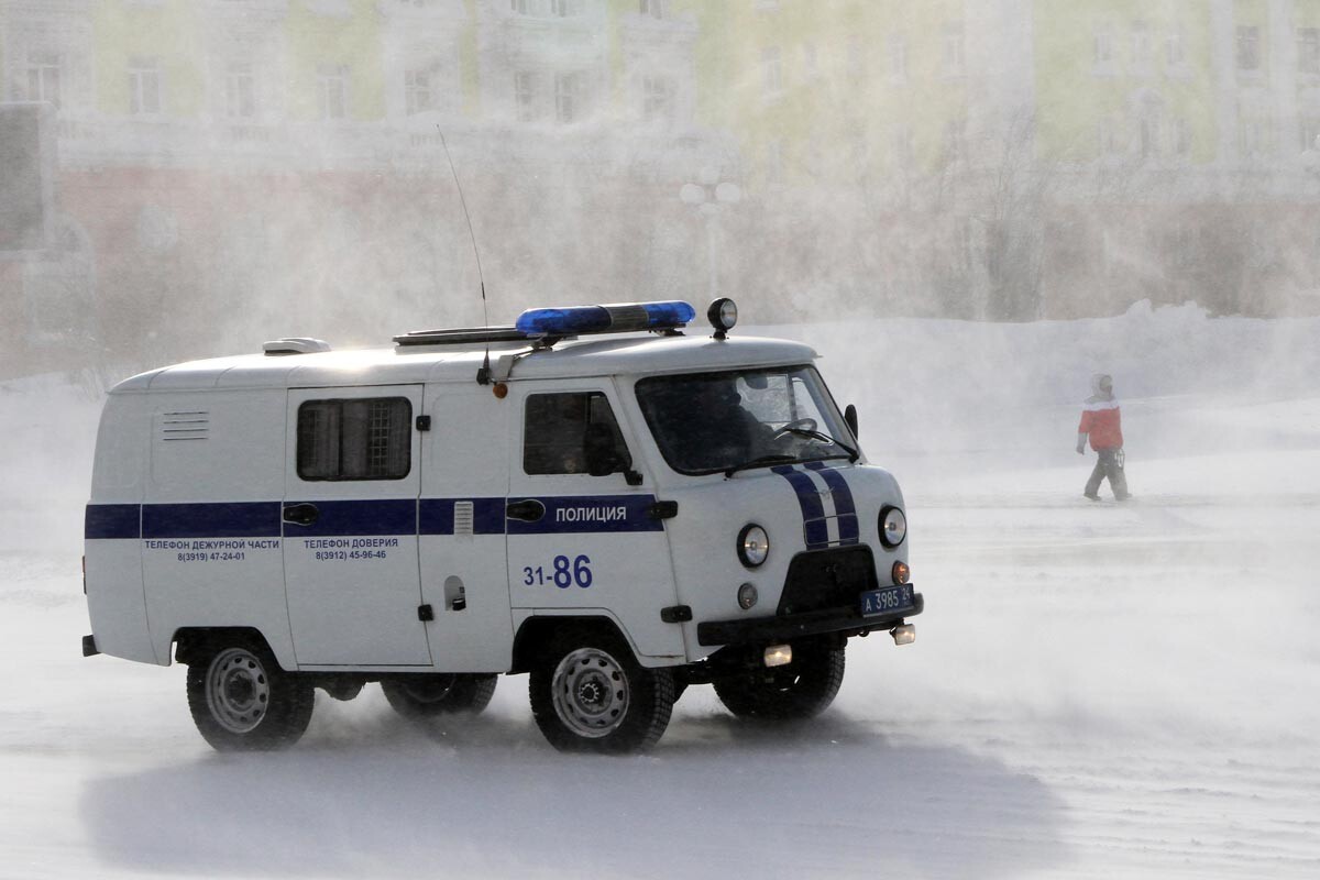 Norilsk. Polizeiauto auf einer der Straßen bei windigem Wetter.